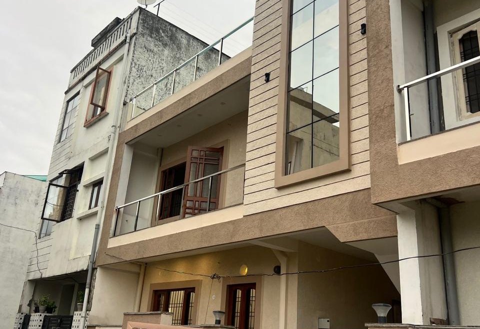 3bhk semi furnished